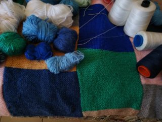 Lana, hilos y mantita patchwork