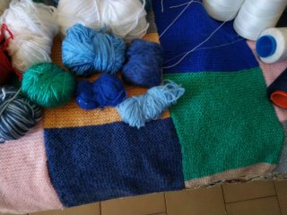 Lana, hilos y mantita patchwork