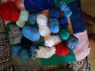 Lana, hilos y mantita patchwork