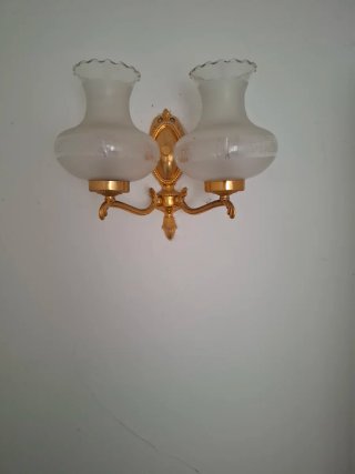 Aplique de pared dorado con tulipas de cristal