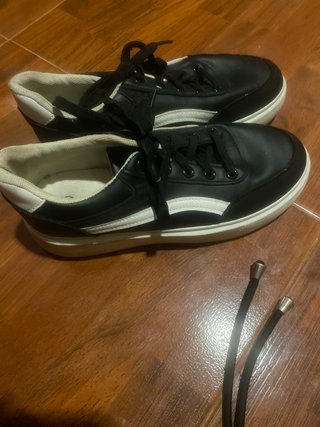 Zapatillas deportivas negras y blancas