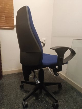 Silla de oficina ergonómica azul