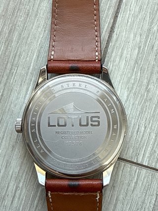 Reloj Lotus esfera azul y correa marrón