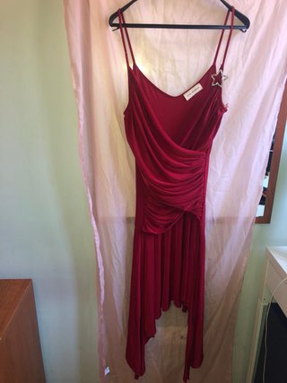 Vestido de fiesta rosa con volantes