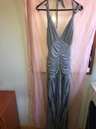 Vestido de fiesta rosa con volantes