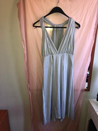 Vestido de fiesta rosa con volantes
