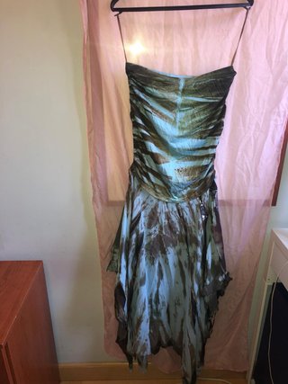 Vestido de fiesta rosa con volantes