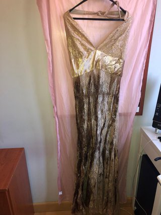 Vestido de fiesta rosa con volantes