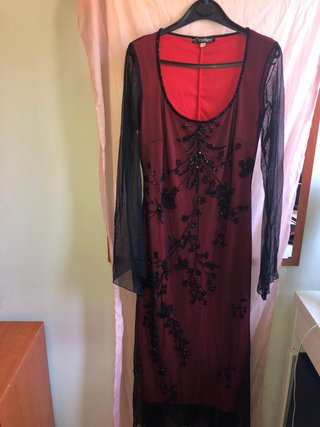 Vestido de fiesta rosa con volantes