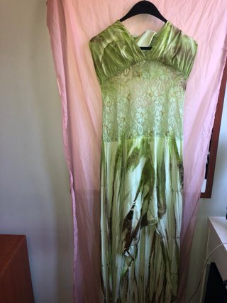 Vestido de fiesta rosa con volantes