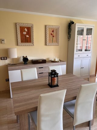 Mesa comedor extensible + 4 sillas + aparador