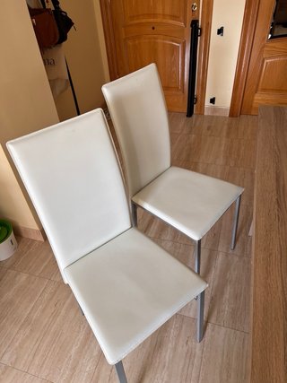 Mesa comedor extensible + 4 sillas + aparador