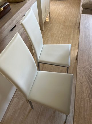 Mesa comedor extensible + 4 sillas + aparador