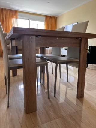 Mesa comedor extensible + 4 sillas + aparador