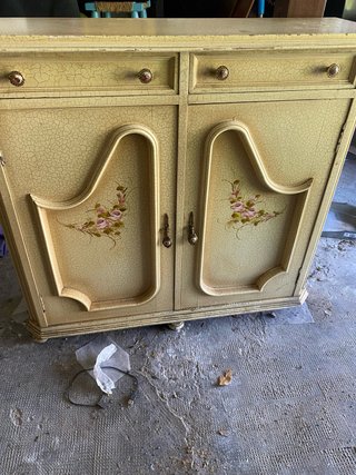 Mueble oriental beige y dorado