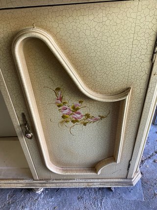 Mueble oriental beige y dorado