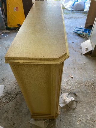 Mueble oriental beige y dorado