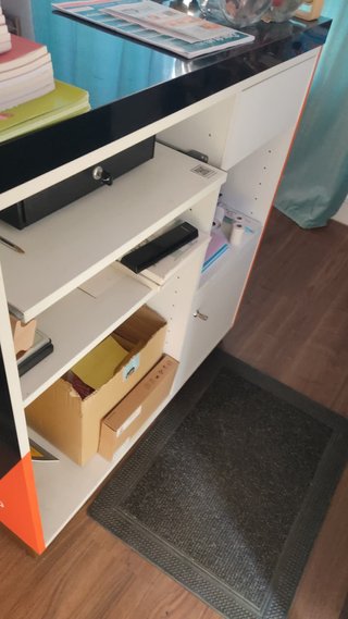 Mostrador de tienda naranja y negro
