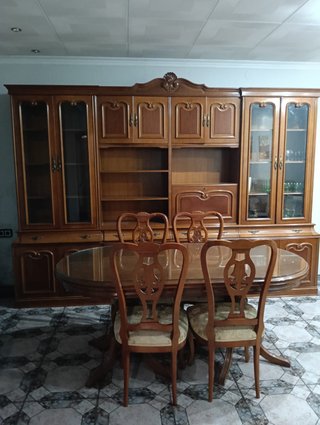 Comedor de madera con vitrina y mesa ovalada