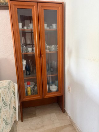 Vitrina de madera con puertas de cristal