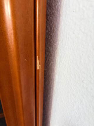 Vitrina de madera con puertas de cristal