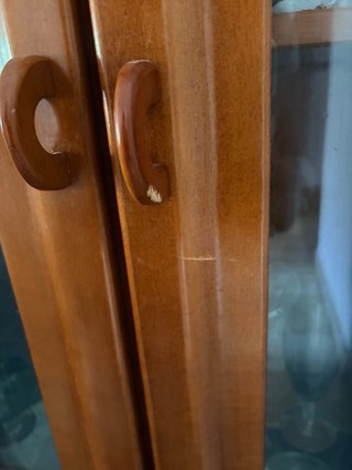 Vitrina de madera con puertas de cristal