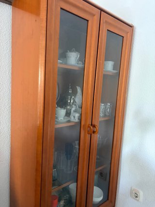 Vitrina de madera con puertas de cristal