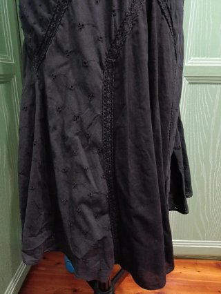 Vestito nero lungo con dettagli