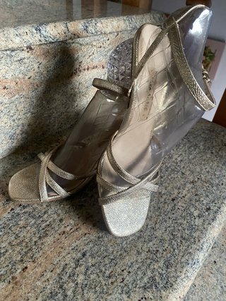 Sandalias doradas Zara Talla 37