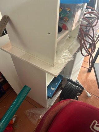 Estanterías de plástico y madera