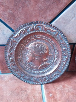 Coppia di piatti in rame antico in rilievo