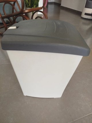 Cubo de basura grande de plástico