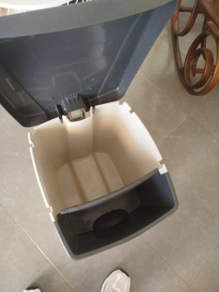 Cubo de basura grande de plástico