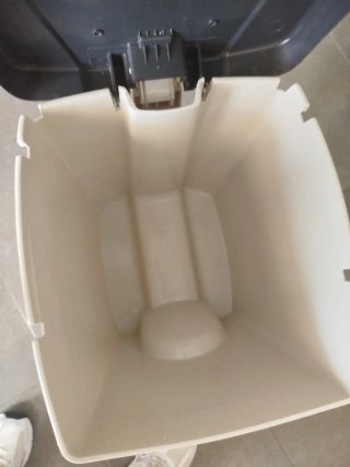 Cubo de basura grande de plástico