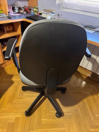Silla de oficina ergonómica gris