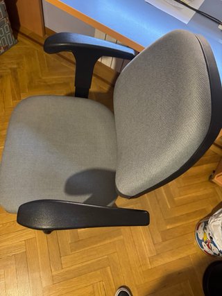 Silla de oficina ergonómica gris