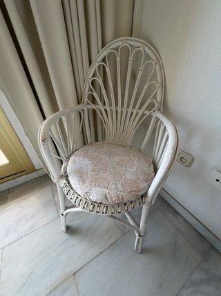 Silla vintage de ratán color blanco