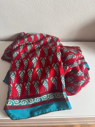 Bufanda roja con estampado de hojas