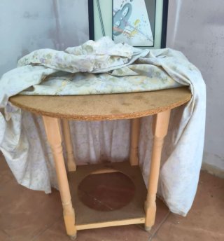 Mesa redonda de madera con mantel