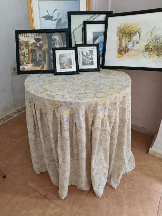 Mesa redonda de madera con mantel