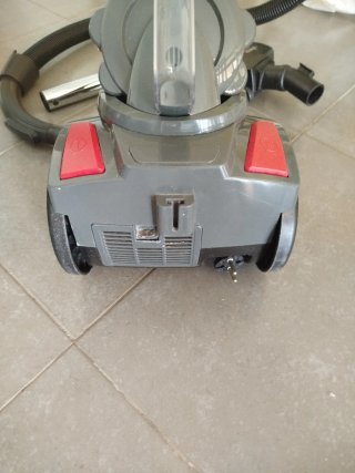 Aspiradora Ufesa con accesorios