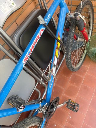 Bicicleta de montaña azul