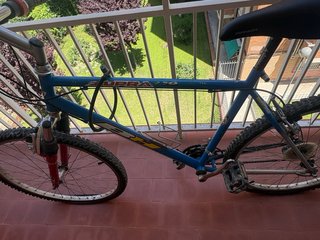 Bicicleta de montaña azul