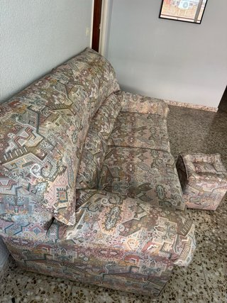 Sofá de tela beige y multicolor
