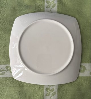 4 Platos de porcelana blancos.