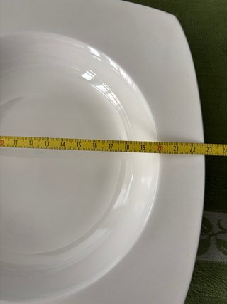 4 Platos de porcelana blancos.
