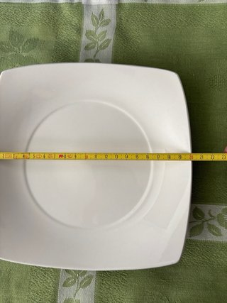 4 Platos de porcelana blancos.