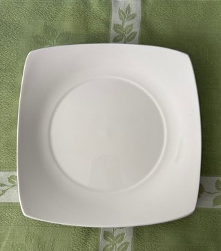 4 Platos de porcelana blancos.