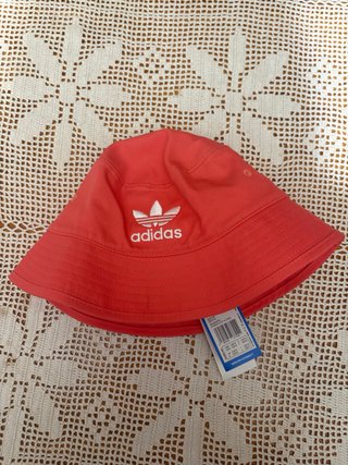 Gorro bucket Adidas coral