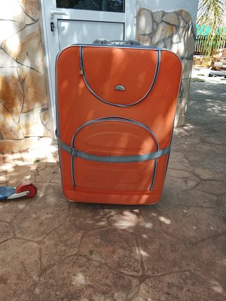 Maleta naranja grande con candado